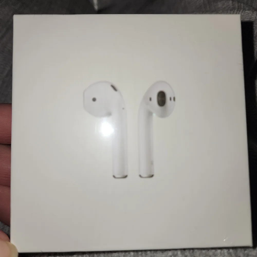 NWT AirPods With Wireless Charging Case White
